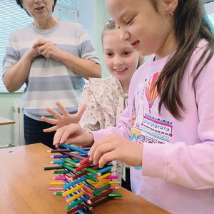 ✏️ В ГОСТЯХ У ЦВЕТНЫХ КАРАНДАШЕЙ: ИНТЕРАКТИВНАЯ ИГРА В 1 «А» И 2 «А» КЛАССЕ