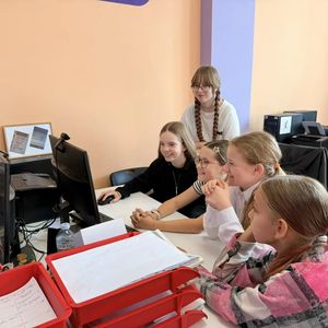 ПЕРВЫЕ ПОМОГАЮТ.