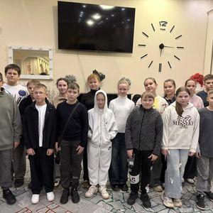 🎭 6 «В» класс посетил спектакль «Тишина детских голосов»